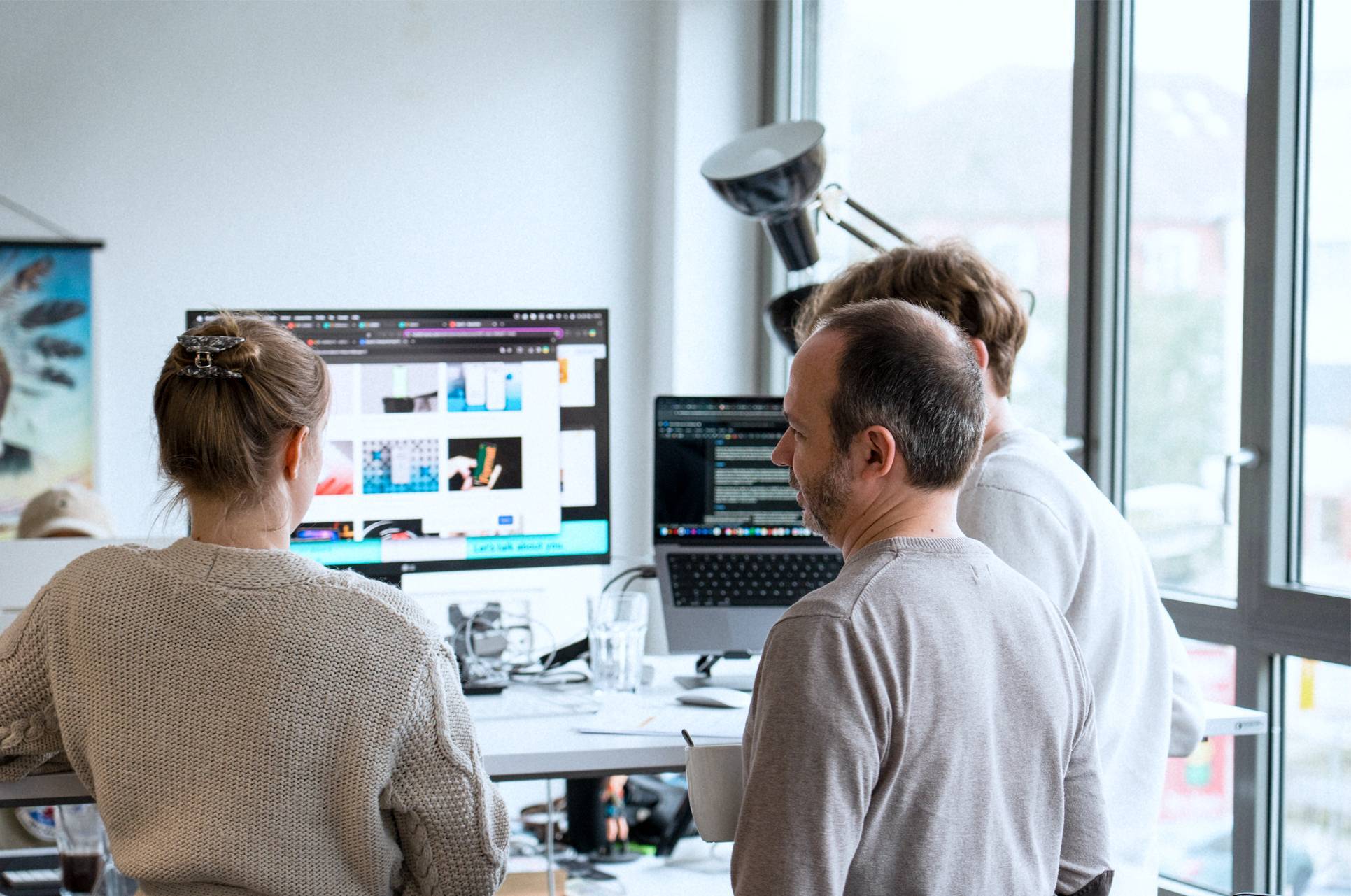 Koch Essen Arbeiter gemeinsam am Schreibtisch